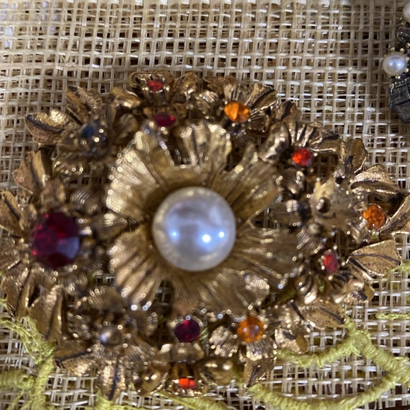 VINTAGE BROOCH AND CLIP EARRING BUNDLE - Picture 5 of 8